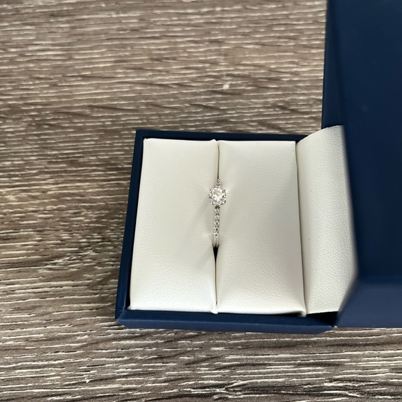 Diamond Engagament Ring - Picture 2 of 6